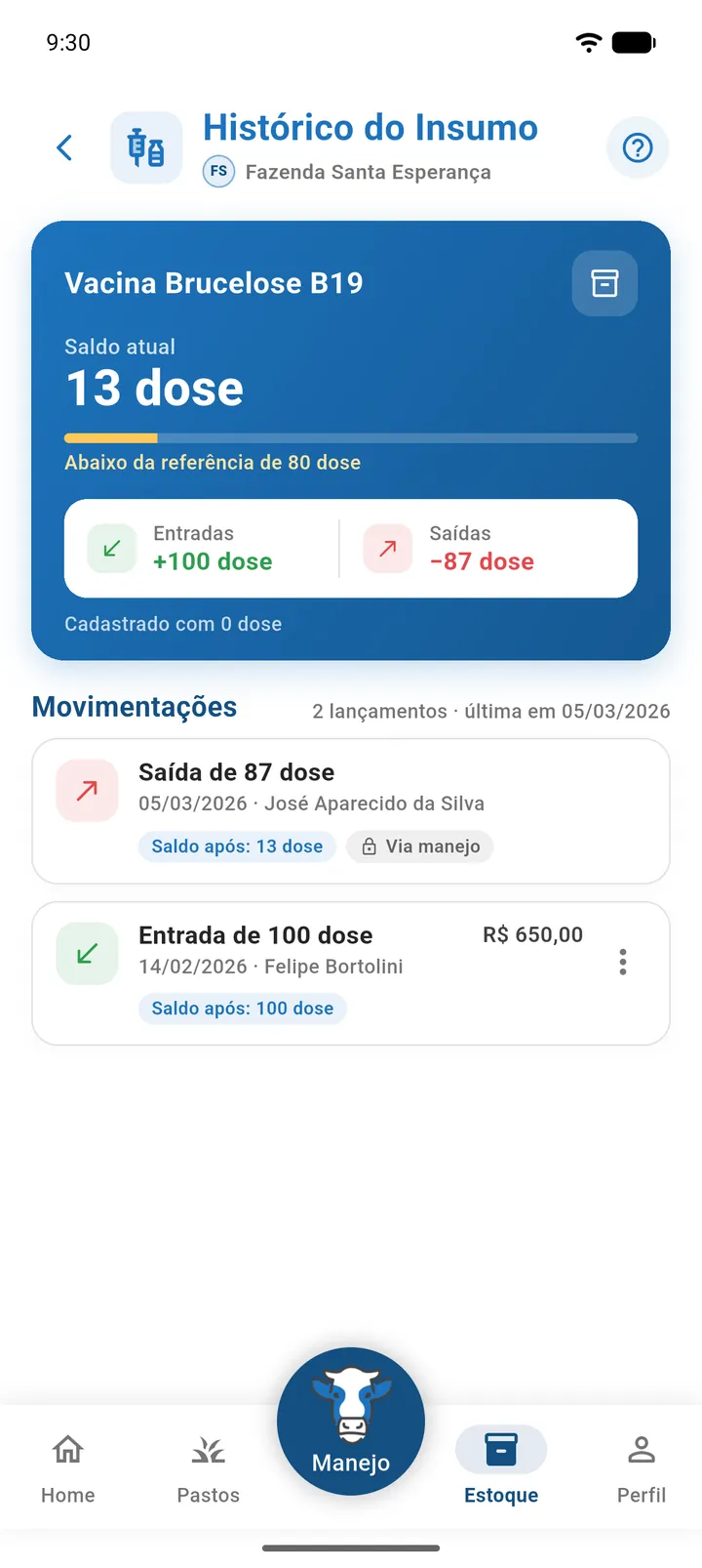 Tela Histórico do Insumo com o cartão de saldo no topo (saldo atual, barra da referência, entradas e saídas) e a lista de movimentações com as etiquetas Via manejo e Saldo após